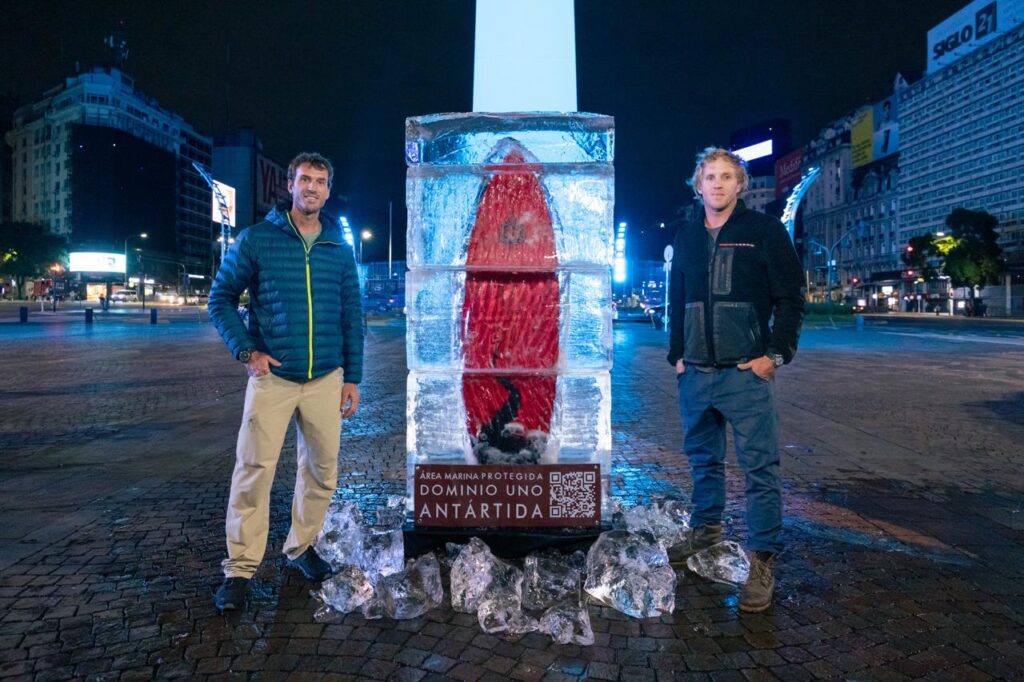 Una tabla de surf congelada sorprendió frente al Obelisco y puso el foco en la protección de los océanos image WhatsApp Image 2026 05 14 at 12.05.47 1