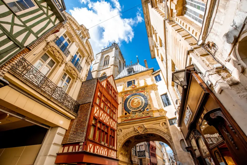 La ciudad francesa de los “cien campanarios” que rinde homenaje a Juana de Arco image adobestock 229737945 bdbe560a 260514113752 1280x854