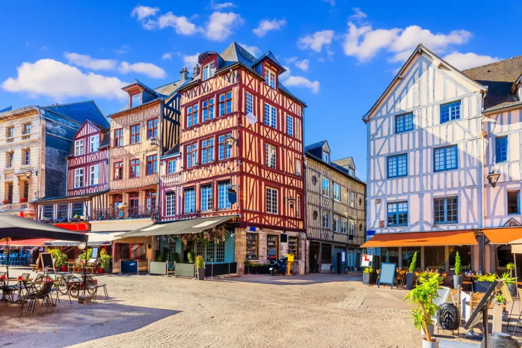 La ciudad francesa de los “cien campanarios” que rinde homenaje a Juana de Arco image adobestock 540995093 77df91d6 260514114224 1200x800 1