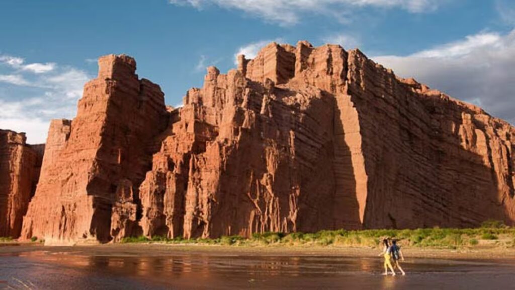 Los 3 destinos argentinos que se vuelven mágicos en otoño y son perfectos para una escapada image ruta nacional 68 cafayate salta 4FEG5XP3EJCHRH2FB43X7T5TGQ
