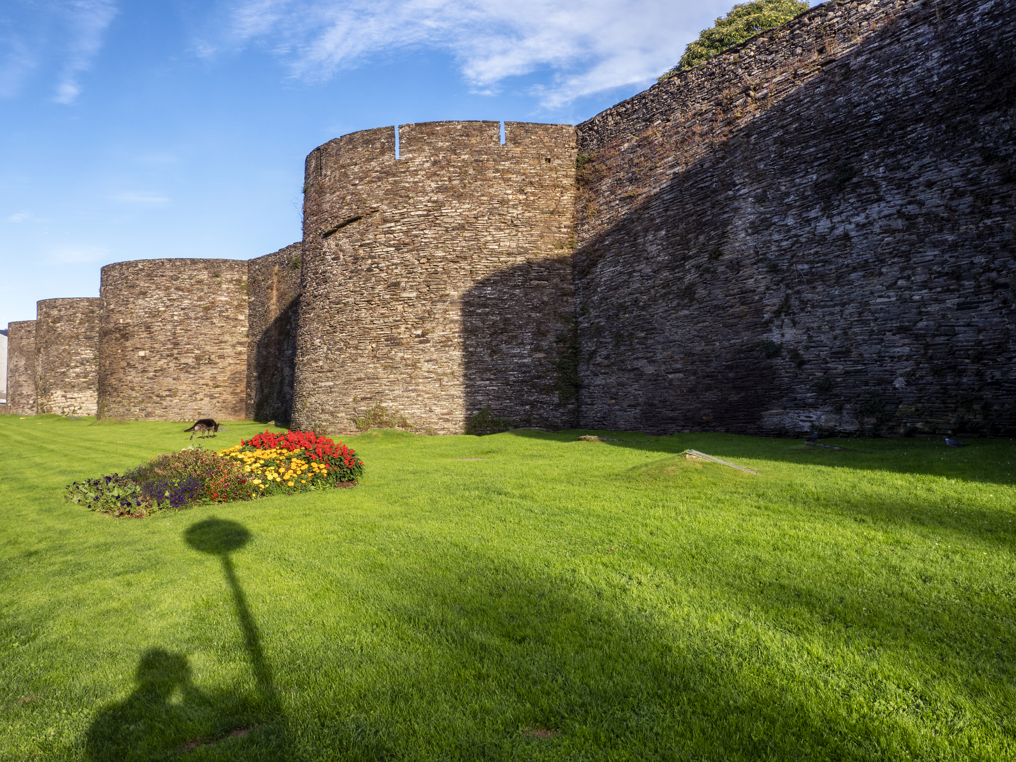 The Roman wall of Lugo surrounds the historic center of the city and the wall, has a length of 2266 meters and 85 towers. Its construction dates from the end of the 3rd century. Lugo's Roman wall was declared a World Heritage Site. The residents and tourists of the city use it to walk and move from one end to the other without having to cross streets. City of Lugo in the autonomous community of Galicia, Spain, Europe.