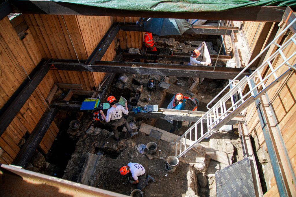 Hallan una ciudad oculta bajo Notre Dame: descubren restos romanos de casi 2.000 años en París image FCF5YRI7LNBZ5GVQL6IALJZLXQ