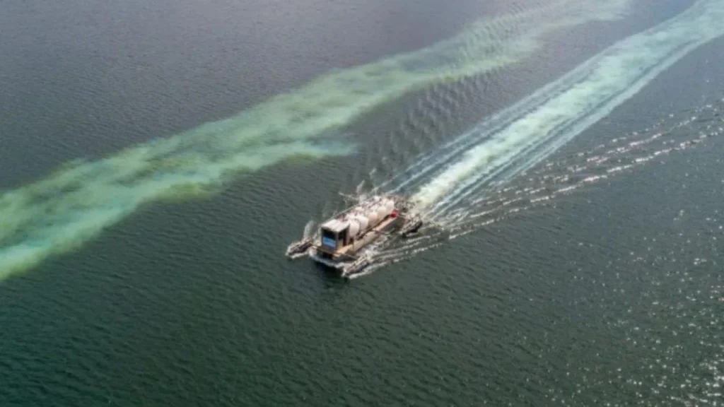 Arrojan toneladas de aluminio desde barcos y aviones para rescatar un lago contaminado image lago en estados unidos 1000x562 1