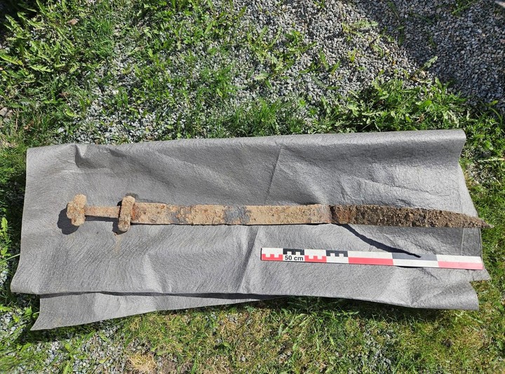 Un niño de 6 años encontró una espada de 1.300 años durante una excursión image puI8Bz1WR 720x0 1 1