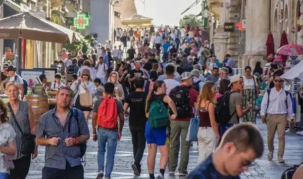 ¿Está llegando el turismo a su límite? El fenómeno que amenaza destinos, ciudades y ecosistemas en todo el mundo image turismo masivo