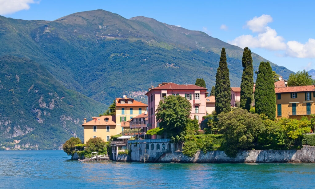 Un influencer saltó desde el balcón de un hotel al lago de Como y generó indignación en Italia image 1 1