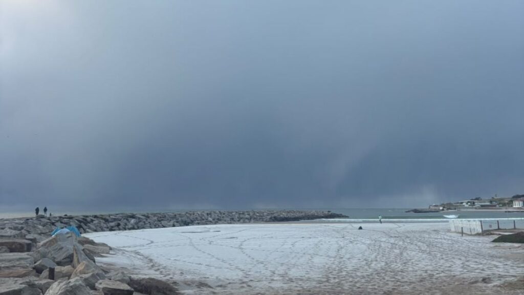 La nieve volvió a cubrir las playas de Mar del Plata y dejó un paisaje que sorprendió a vecinos y turistas image 9DtA2krWev 1366x768 original