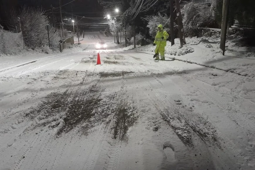 Bariloche declaró la Emergencia Climática por el fuerte temporal de nieve y pidió no salir a la calle image