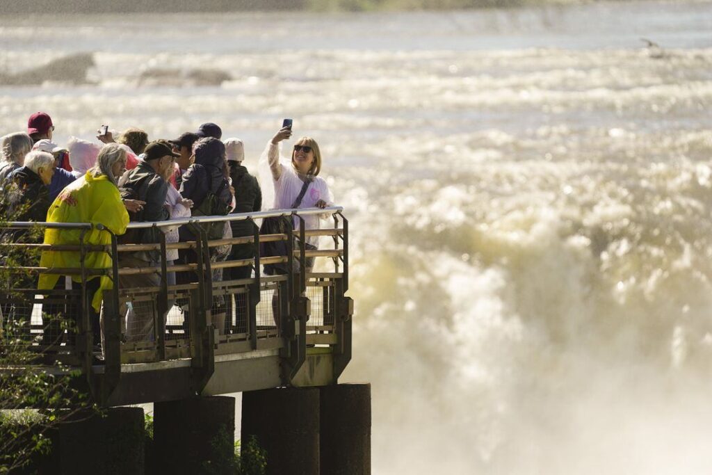 Reabrieron la Garganta del Diablo en las Cataratas del Iguazú tras la crecida del río image MZTGKNLFGI3DGYLEGI2WIMLGGU
