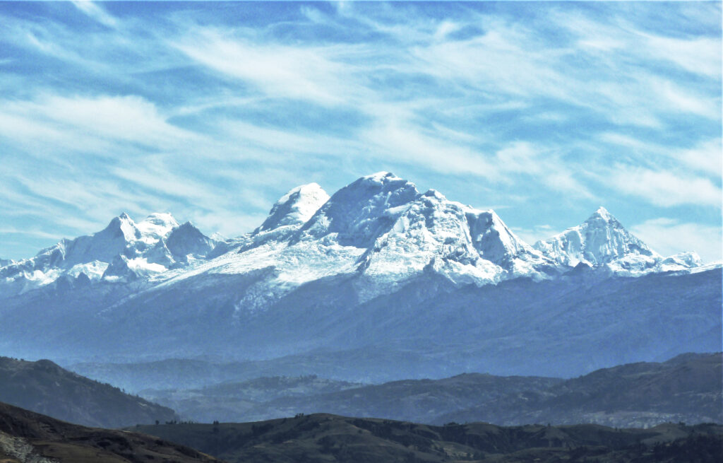Continúa la búsqueda de los tres montañistas desaparecidos hace seis días en el nevado Huascarán image Nevado Huascaran south view