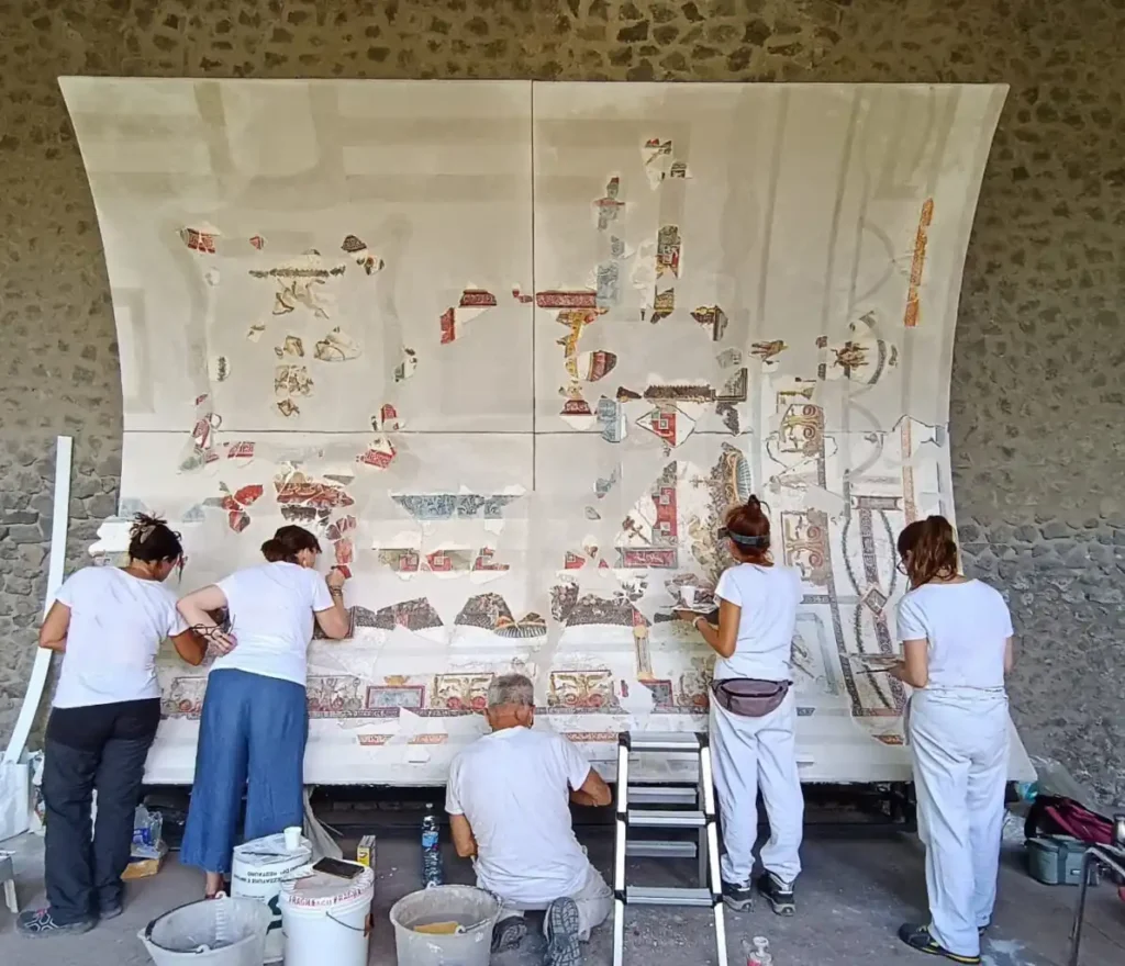 Restauran un impresionante fresco de Dioniso y Ariadna hallado en una casa de Pompeya image Soffitto Casa Panificio Regio IX 9 1 1191x1024 1