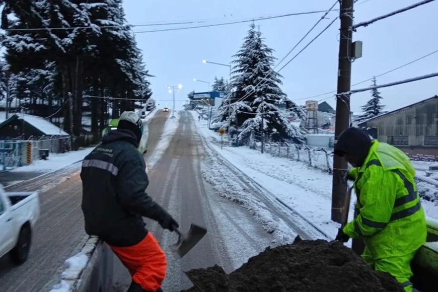 Bariloche declaró la Emergencia Climática por el fuerte temporal de nieve y pidió no salir a la calle image