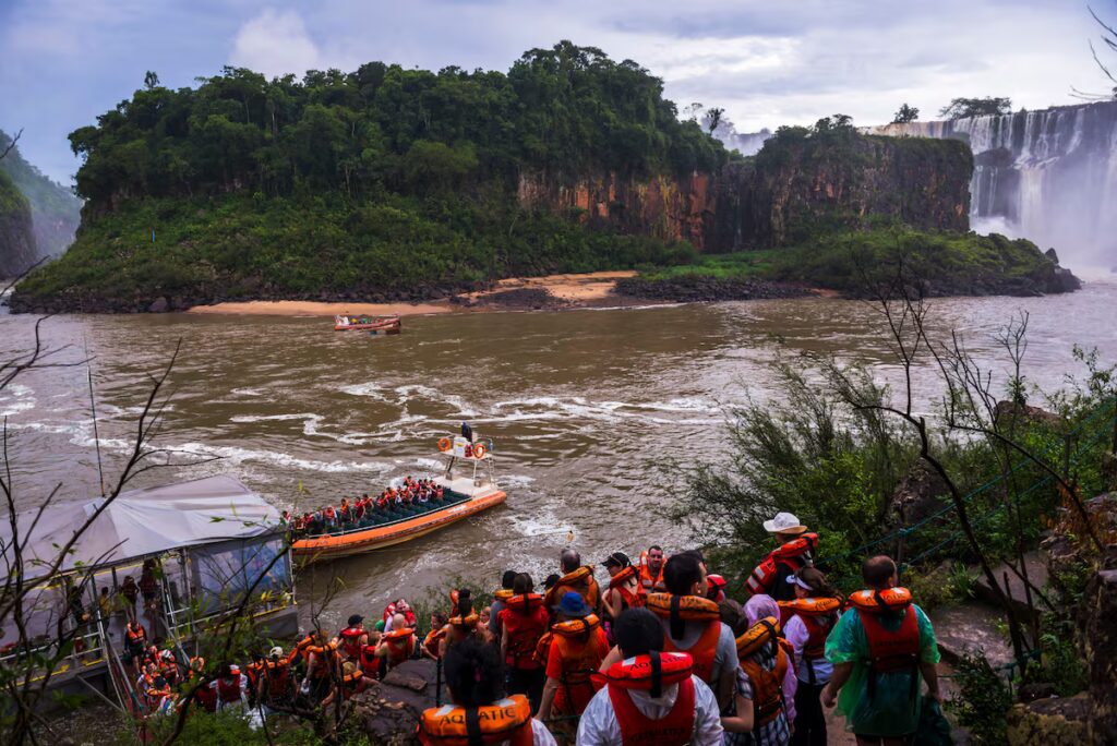 Tragedia en las Cataratas del Iguazú: murió un turista tras volcar una embarcación image YQUKUDBNBRGGTKFQH2GLKSEVLU 1