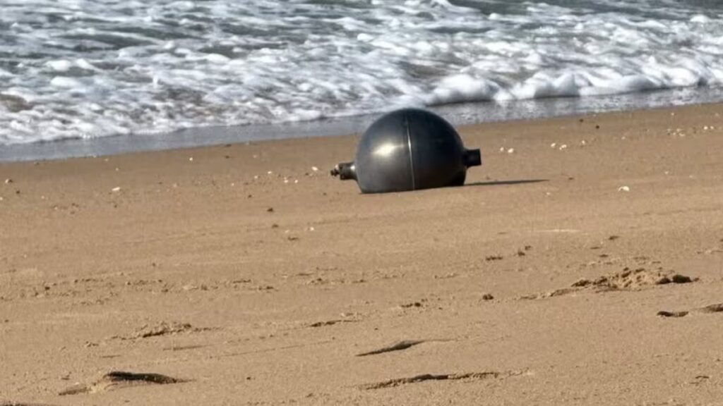 Hallan misteriosas esferas metálicas en una playa de Australia y temen que sean restos de cohetes image aparecen en australia esferas metalicas de origen NEM2PUAL2JBZHDXSHB7X3YYHTY