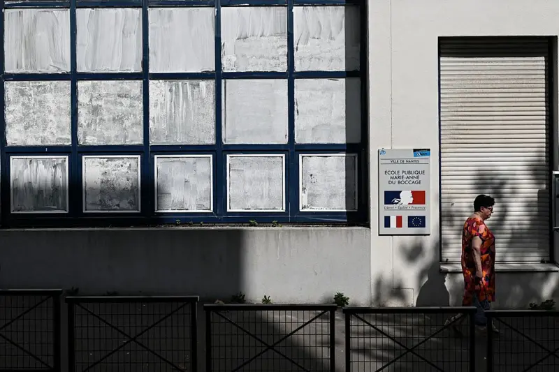 El truco que se volvió viral en Francia para combatir el calor extremo: pintar las ventanas con tiza image b180c710 73f3 11f1 b1db af71d47507d6.jpg