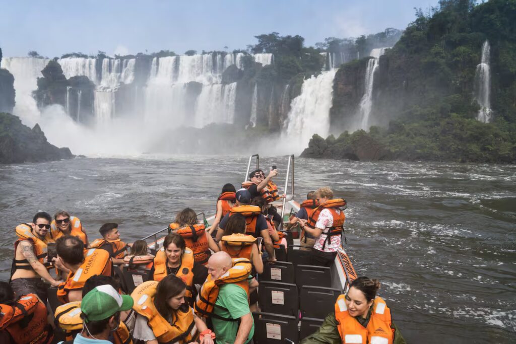 La tragedia en Iguazú reavivó el debate sobre la seguridad de las lanchas turísticas en las Cataratas image el vuelco de la embarcacion trajo a colacion el HD2BWJOAO5ET5AQHLYJHODF5LQ