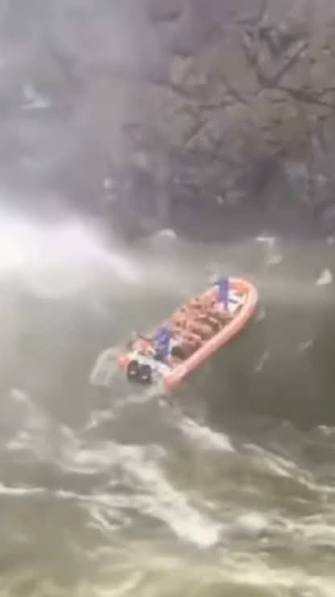 Tragedia en las Cataratas del Iguazú: murió un turista tras volcar una embarcación image images 85