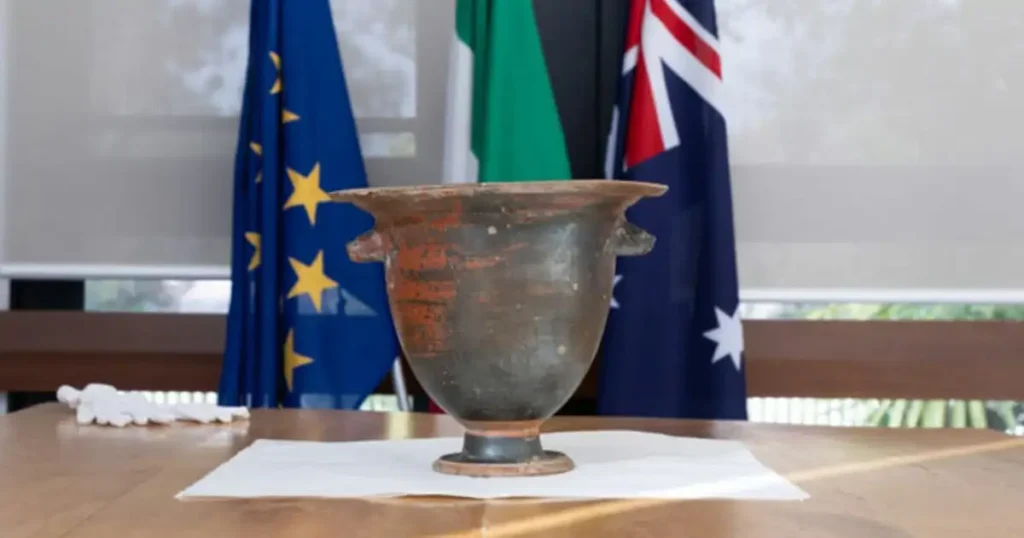 Un jarrón de más de 2.300 años regresa a Italia tras ser recuperado en Australia image jarron apuliano siglo iv ac a67b9077 260701135814 1200x630