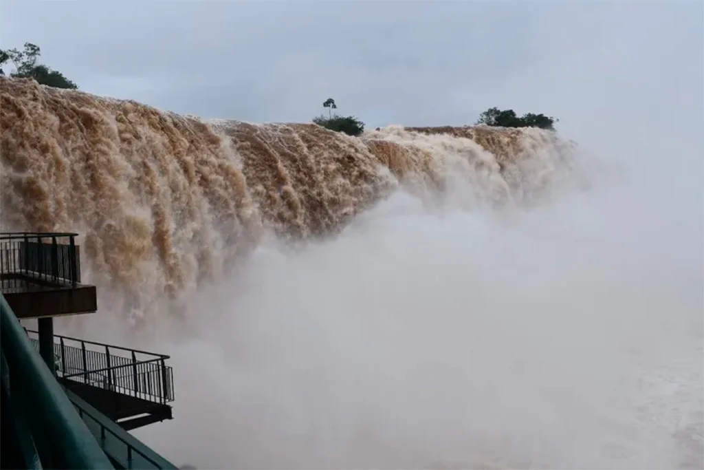 Cerraron la Garganta del Diablo por la crecida del río Iguazú image l 1733829852 38452