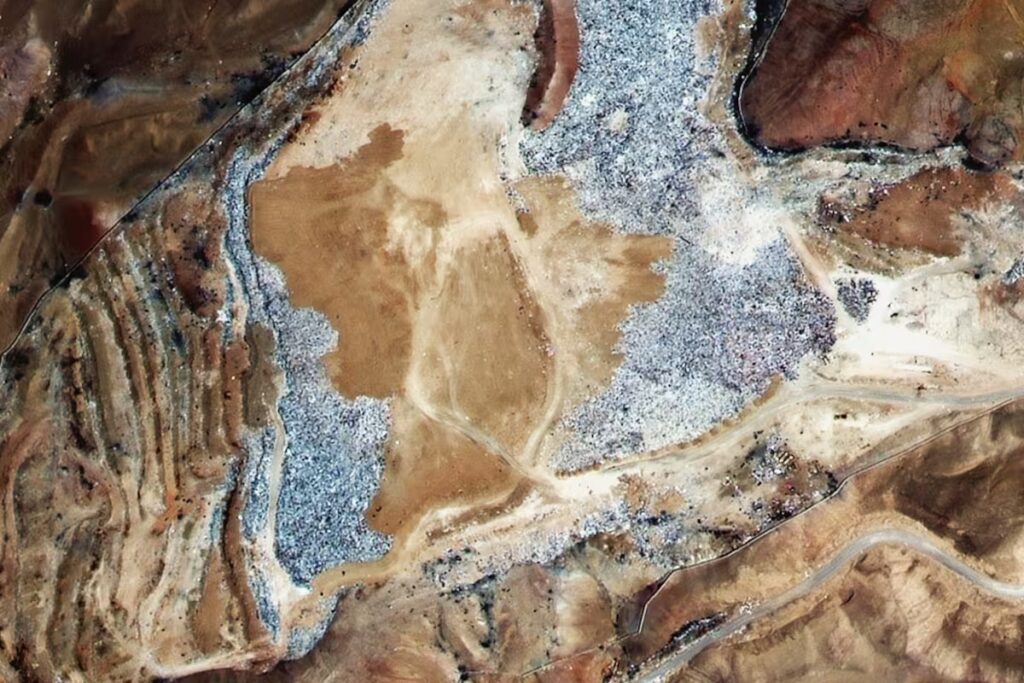 La impactante montaña de ropa que crece en el desierto de Atacama y ya es visible desde el espacio image las fotos del vertedero de ropa del desierto de LIJSFOWO2RGWHLK2LE7TMTRVG4