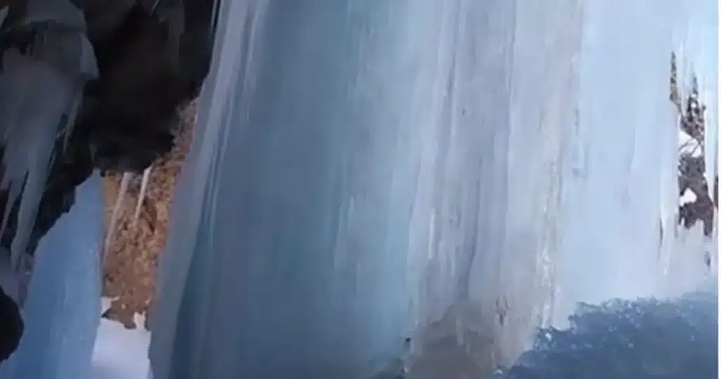 El frío extremo congeló una de las cascadas más famosas de Neuquén image lg 5