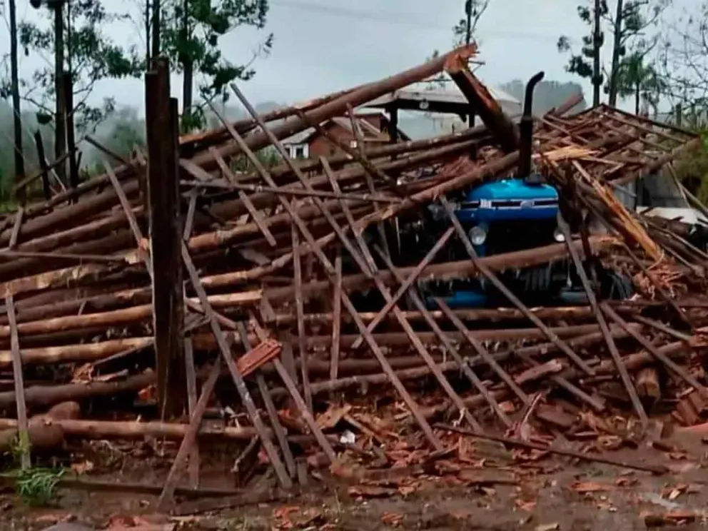 Un tornado golpeó el sur de Brasil, dejó siete heridos y causó destrozos cerca de Misiones image md 7