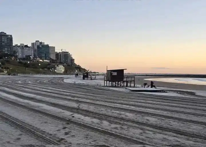La nieve volvió a cubrir las playas de Mar del Plata y dejó un paisaje que sorprendió a vecinos y turistas image nieve mar del plata