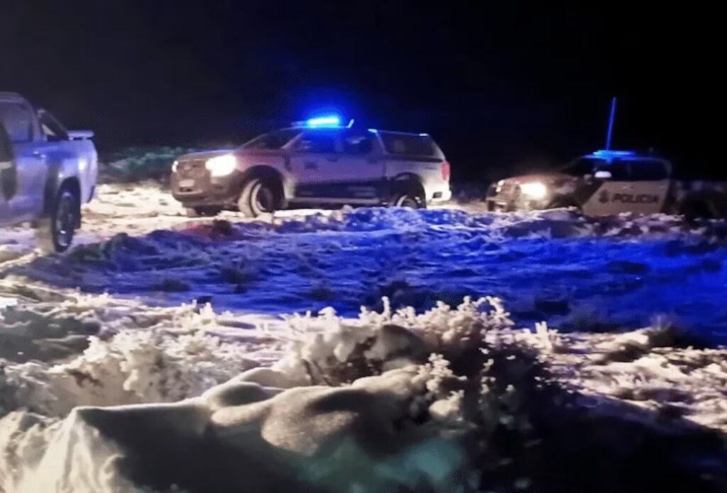 Sobrevivieron 44 horas atrapados a -22 °C dentro de una camioneta en medio de la nieve image una pareja fue rescatada en santa cruz luego de quedar atrapada en la nieve con temperaturas extremas foto gentileza la opinion austral DMHIMJWX2ZCP5O3RD5WPVKYN7Y