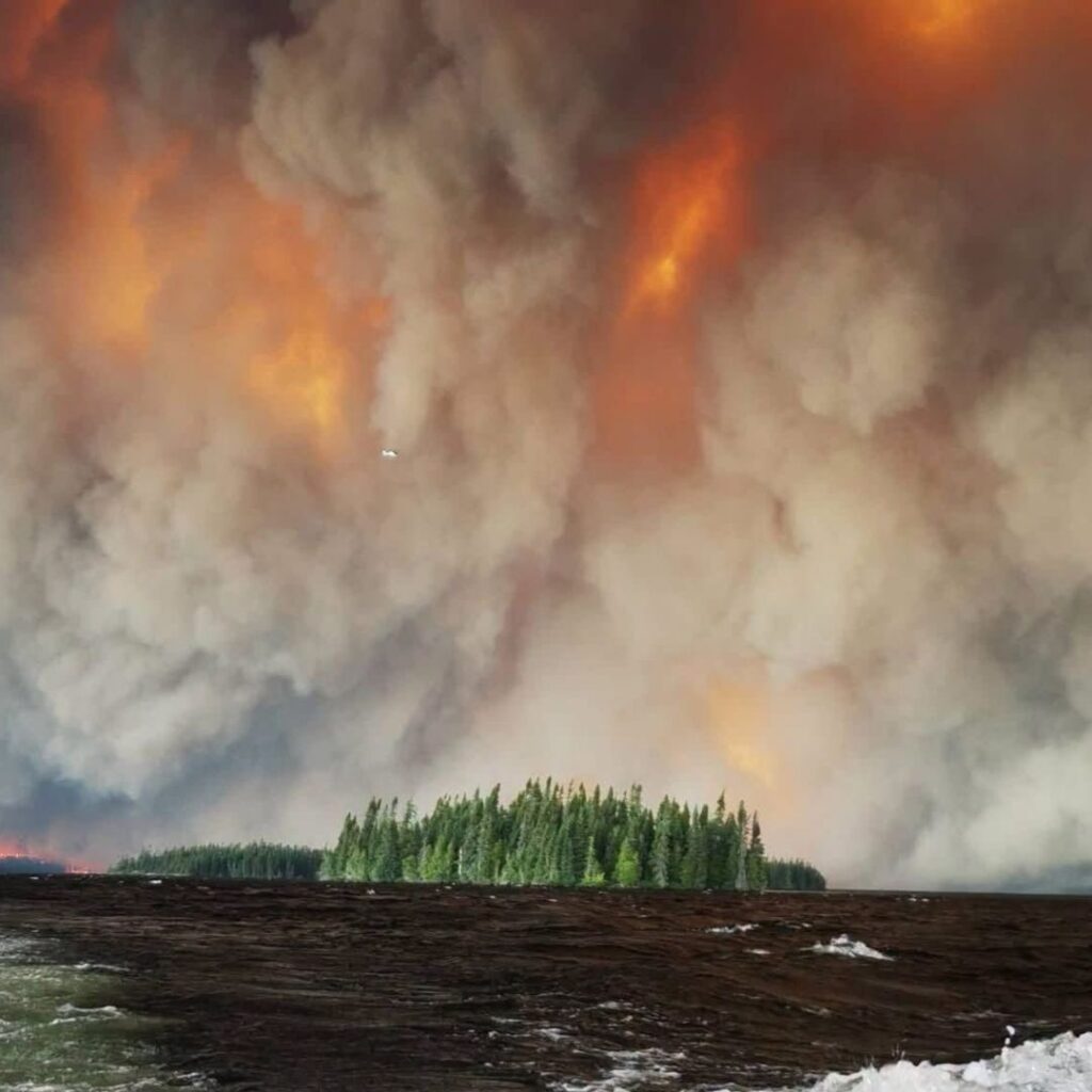 Canadá arde: más de 800 incendios cubren de humo al país y afectan la calidad del aire en EE.UU. image ya canada incendios provocan ontario humo fuego chi 1080x1080 1