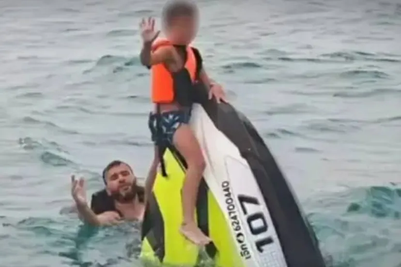 Una familia francesa pasó más de 16 horas a la deriva en Tailandia tras volcar su moto de agua image 17867948794837