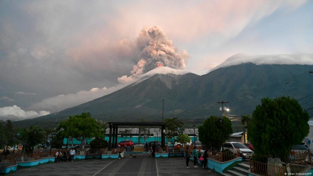 Evacúan aldeas en Guatemala por erupción de volcán de Fuego image 78238607 605