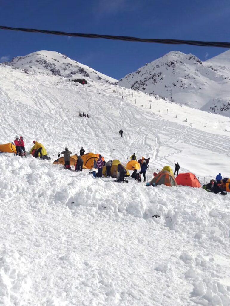 Rescataron a un grupo de montañistas que había quedado varado por la nieve en Mendoza image QDHCHPETJVAPTCVXJV6UHNJF5Y