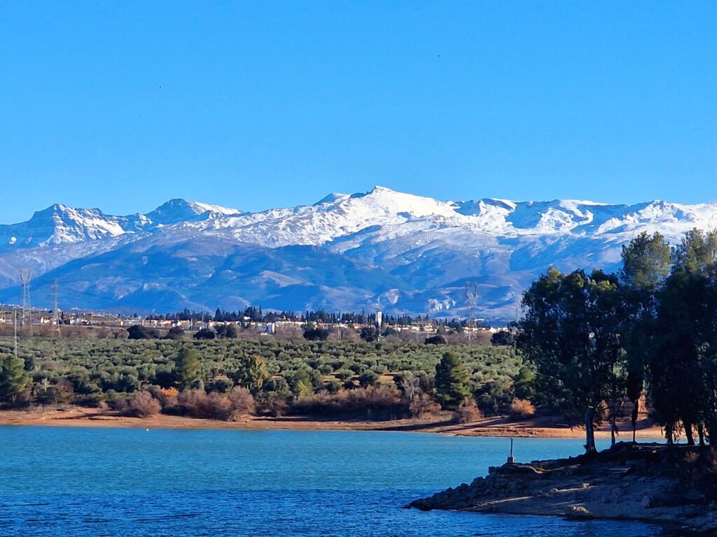 Murió a los 30 años el escalador Jake Whisenant tras un accidente en Sierra Nevada image Sierra Nevada desde el embalse del Cubillas en Atarfe Granada