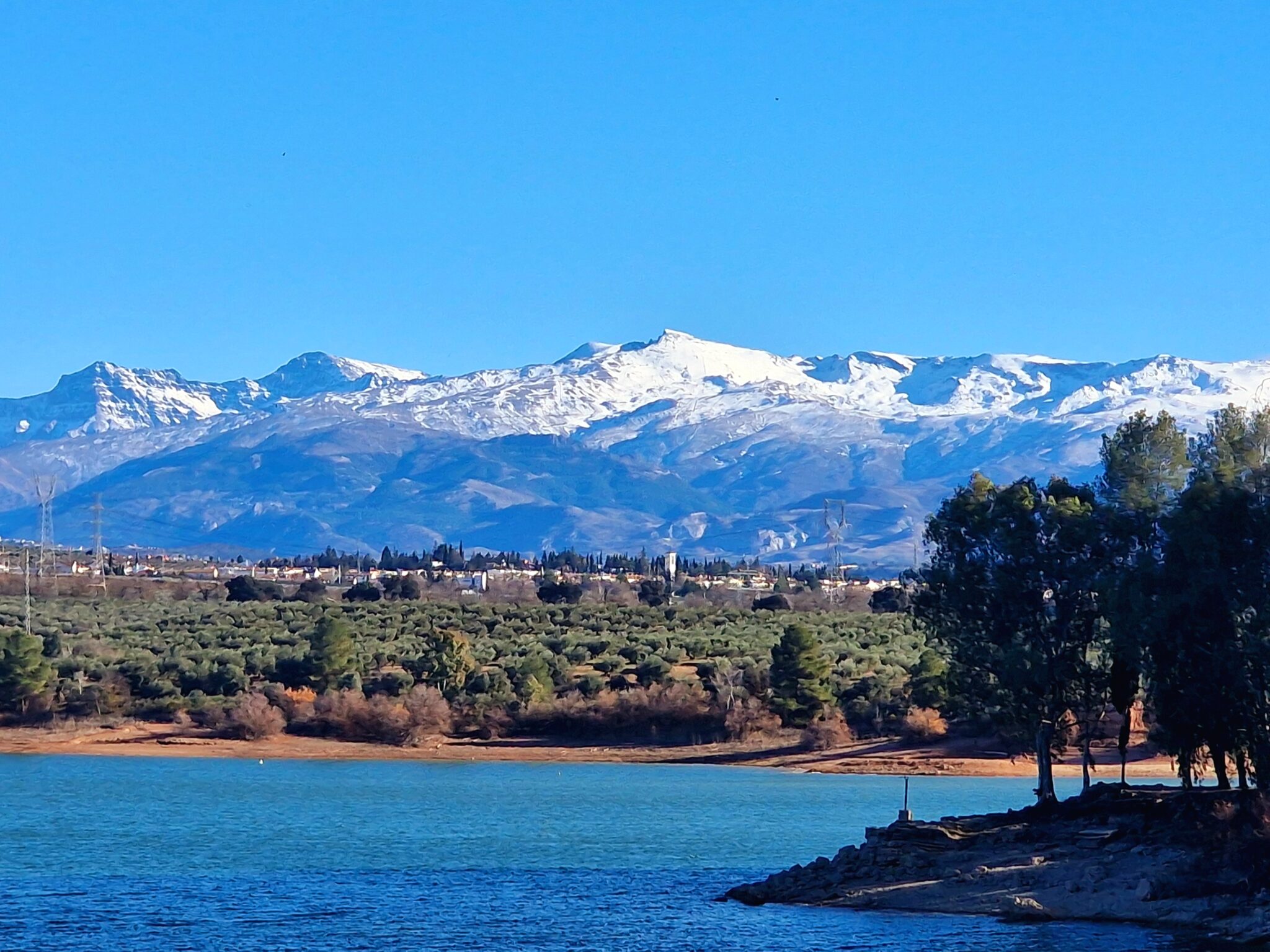 Sierra_Nevada_desde_el_embalse_del_Cubillas,_en_Atarfe_(Granada) Sierra_Nevada_desde_el_embalse_del_Cubillas,_en_Atarfe_(Granada)