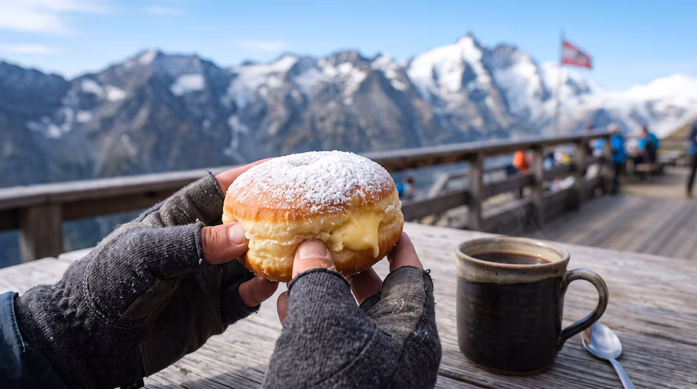 El dulce viral que provoca filas de hasta 300 turistas en un refugio de las Dolomitas image XLZBEBHPRRCTBOUCV3KA3QQU2E