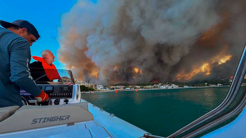 Infierno en Grecia: un feroz incendio obligó a evacuar a cientos de personas por mar image YHLW3HEOCZHRXHHL5YUA43Y7EU
