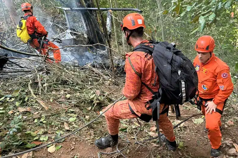 Tragedia en Río de Janeiro: cuatro personas murieron al caer un helicóptero en el Parque Nacional Tijuca image afp 20260808 c49f346 v1 highres brazilairaccidentfire