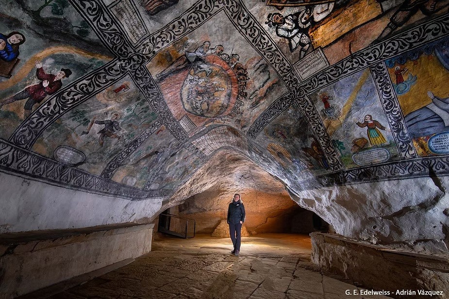 El laberinto subterráneo más grande de España: más de 110 kilómetros de cuevas, arte rupestre y ríos bajo tierra image detalle de los murales del techo de la ermita de san bernabe 0