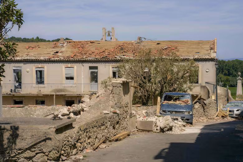 Un tornado de inusual violencia arrasó un pueblo de Francia y dejó decenas de heridos image el edificio de una escuela danado tras el paso de N7U2WQZRAZCM5HB6EYML5TB3SA