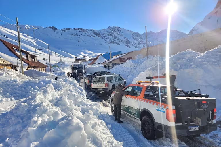 Evacuaron a más de 200 turistas en la cordillera de Mendoza por un temporal de viento blanco y nieve image evacuacion de turistas en puente del LPRBFUM4LBEWTKJRAHGAK56LZI