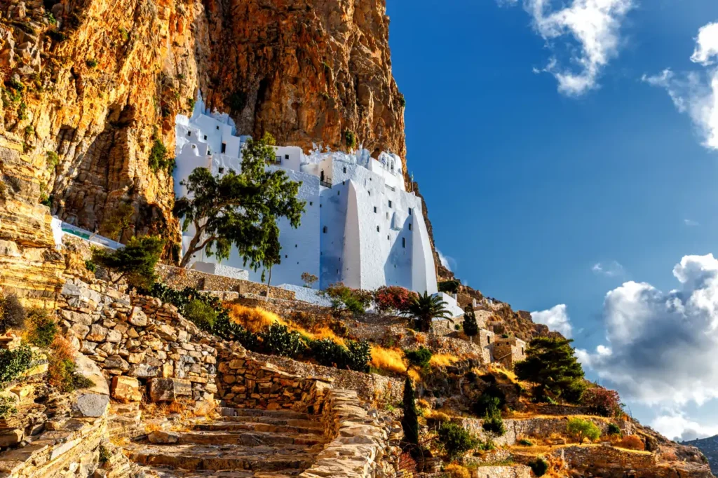 El monasterio de Grecia construido en un precipicio del Egeo por una supuesta “señal divina” image hozoviotissa b8824b16 483182923 260828113008 1280x853