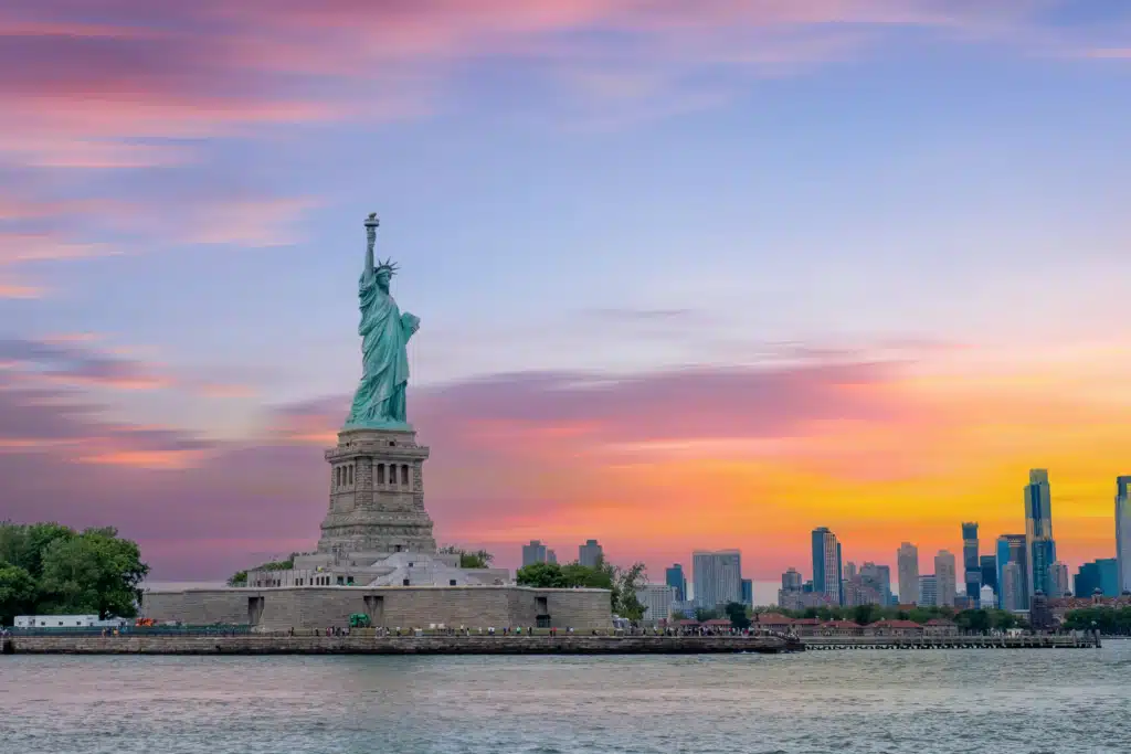 Nueva York: murieron una joven y una beba tras el vuelco de una lancha cerca de la Estatua de la Libertad image image 947