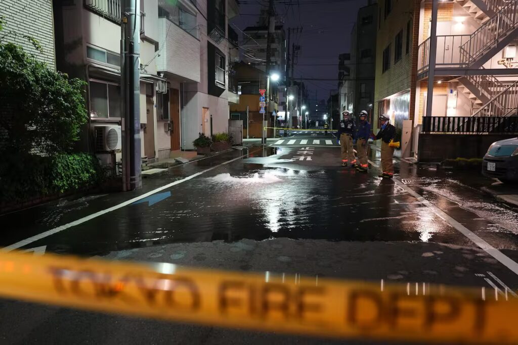 image los bomberos trabajan en una calle inundada de YUT2XAE3DRDH7DTY3R4HA44BWY