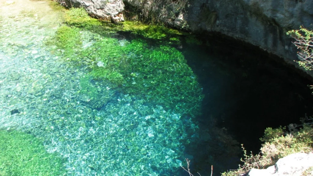 La cueva subacuática explorada más larga del mundo: supera los 13 kilómetros image pozo azul burgos