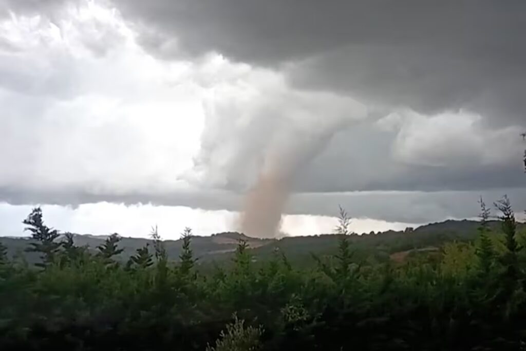 Un tornado de inusual violencia arrasó un pueblo de Francia y dejó decenas de heridos image un tornado golpea pomas en el sudoeste de IS2UDADODRAGPGP7IFIFIOMST4