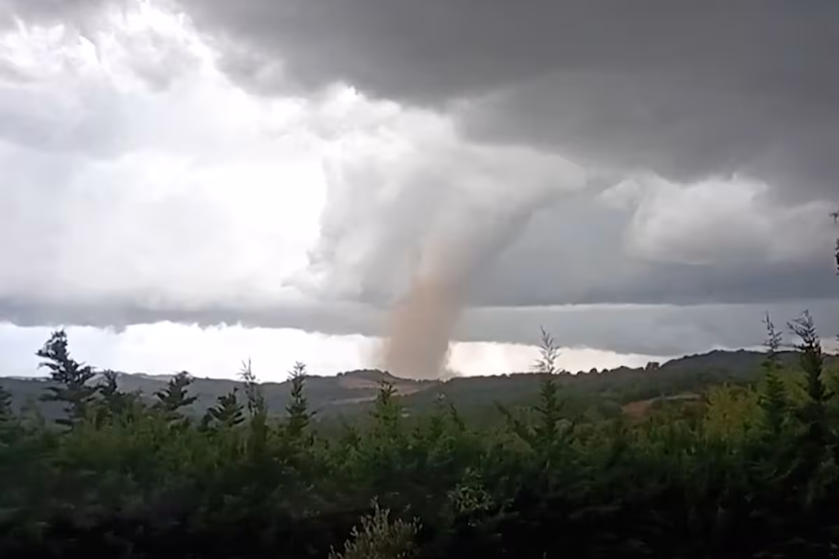 un-tornado-golpea-pomas-en-el-sudoeste-de-IS2UDADODRAGPGP7IFIFIOMST4