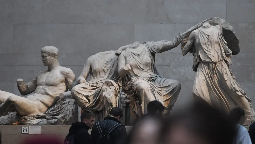 varios-visitantes-pasan-junto-frisos-partenon-museo-britanico-londres-reino-unido_58