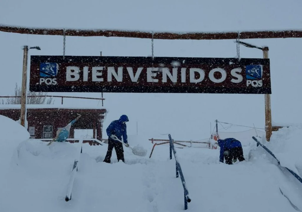 volvio-a-nevar-en-la-cordillera-de-los-andes-y-otra-vez-cerro-el-paso-a-chile-hasta-cuando-durara-el-temporal-1788030246667_1024