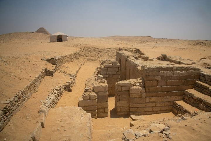 Descubren una tumba de 4.500 años con colores intactos y una historia familiar en Egipto image