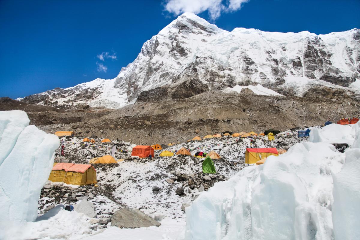 campamento-base-del-monte-everest-tiendas-de-campana-glaciar-khumbu
